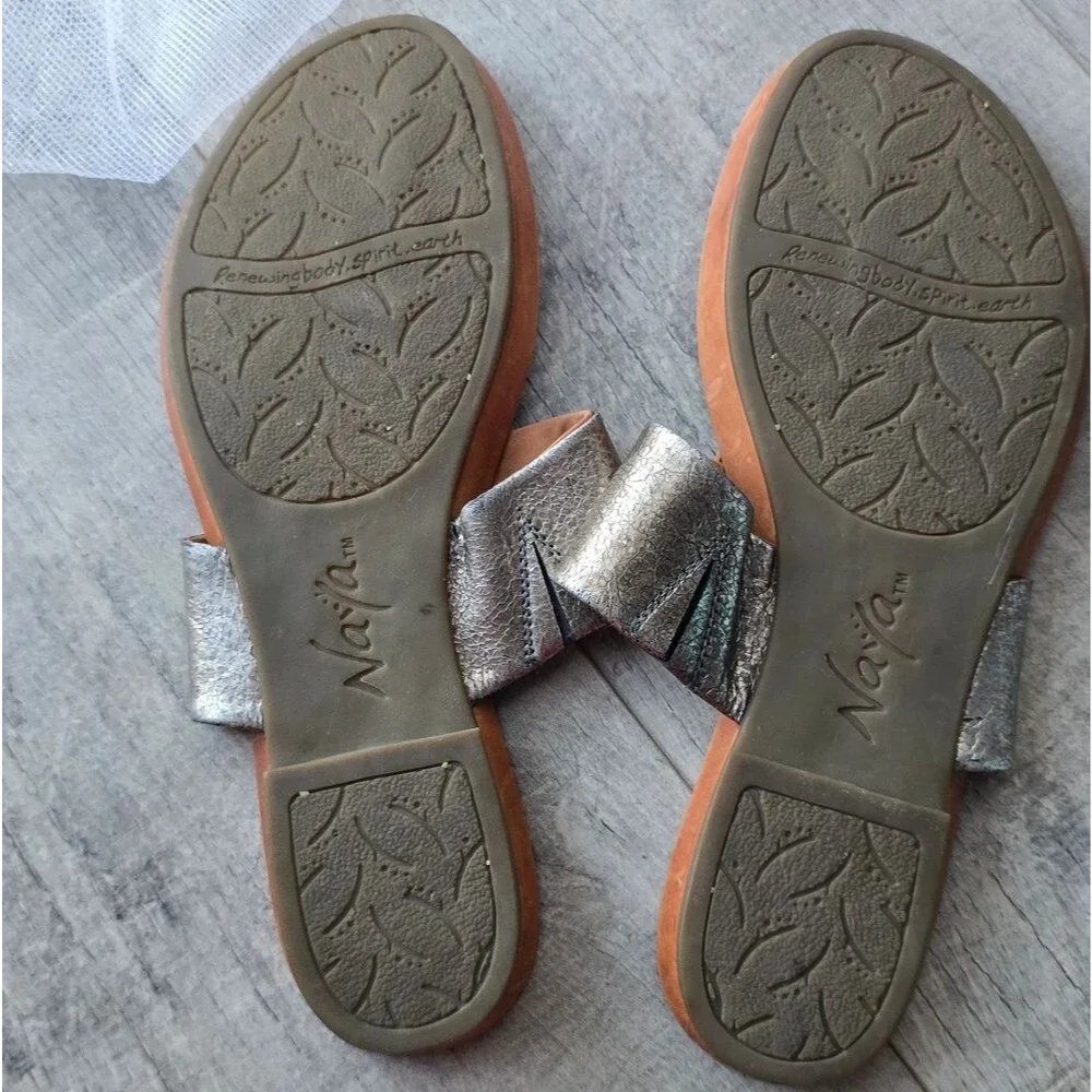 Naya Crescent Thong Sandals Platinum Metallic Leather Women Size 10